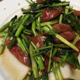 ผัดผักบุ้งกุนเชียงราดข้าว
