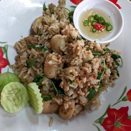 ข้าวผัดกระเพราคลุกลูกชิ้น