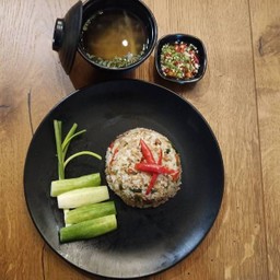 ข้าวคลุกกระเพราหมูหัน