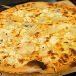 เชียงใหม่ซิกส์ชีสพิซซ่า (Chiang Mai Six Cheeses)