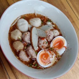 ก๋วยเตี๋ยวหมูต้มยำไข่ยางมะตูม-เสี่ยพีท