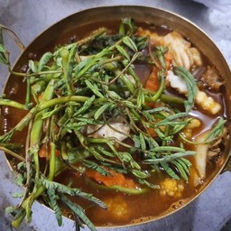 แกงส้มกุ้งผักรวม