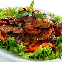 ยำคอหมูย่าง