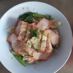 บะหมี่เกี๊ยว หมูแดง หมูกรอบ
