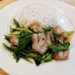 คะน้าหมูกรอบราดข้าว
