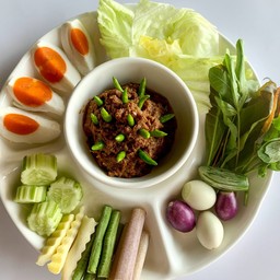 น้ำพริกมะขาม+ ไข่เค็ม พร้อมผักสด (ตามฤดูกาล)