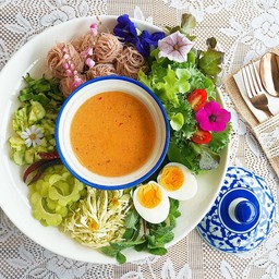 หมี่ข้าวกล้องน้ำยาปลาแซลม่อน