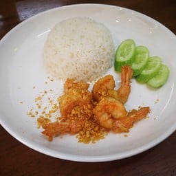กุ้ง, หมึก ทอดกระเทียม ราดข้าว