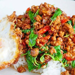 กระเพราหมูเป็นกับข้าว