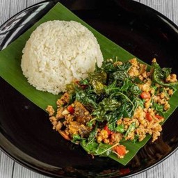 กะเพราหมูสับไข่เยี่ยวม้า