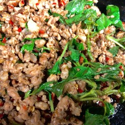 กะเพราหมูสับกับข้าว