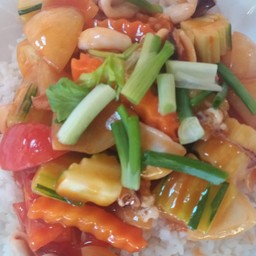 ข้าวราดผัดเปรี้ยวหวาน