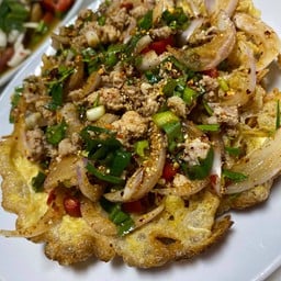 หน้าตาแปลกแต่เฮ้ยๆๆๆรสชาติได้อะ  ไม่คิดว่าไข้เจียวกับลาบหมูมันจะเข้ากันขนาดนี้