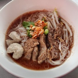 ก๋วยเตี๋ยวลูกชิ้นแชมป์ ข้างปตท.กิ่งแก้ว39/1