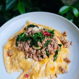 ข้าวไข่ข้นกะเพราหมูสับ