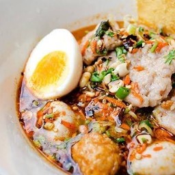 เส้นหมี่เหลืองต้มยำทะเล-ไข่ยางมะตูม (พิเศษ)