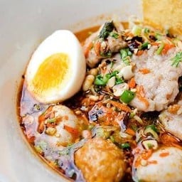 เส้นใหญ่ต้มยำทะเล-ไข่ยางมะตูม (พิเศษ)