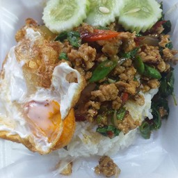 กระเพราหมูสับไข่ดาว