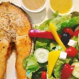 สลัดปลาแซลมอนย่างเกลือ