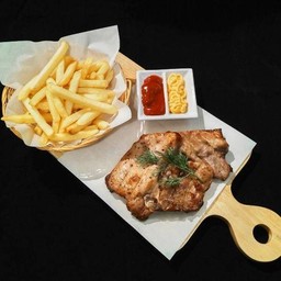 หมูย่างพริกไทยดำ พร้อมเฟรนฟราย