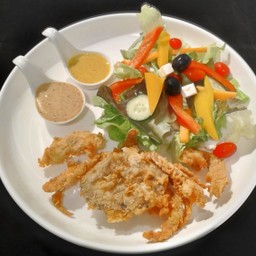 สลัดผักกับปูนิ่มทอดกรอบ