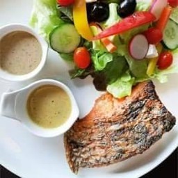 สลัดปลากะพงย่างเกลือ