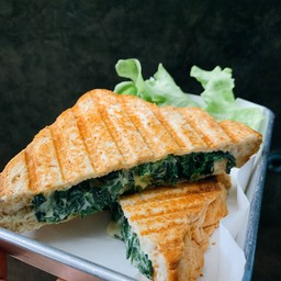 แซนวิชผักโขม เบคอน ชีส