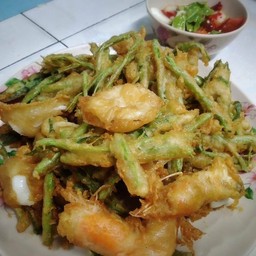 ยำผักบุ้งกรอบ