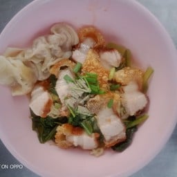 บะหมี่เกี๊ยวหมูกรอบ