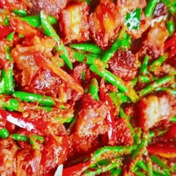 ข้าวผัดพริกแกงหมูกรอบ