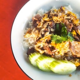 ข้าวหมูกระเทียมผัดไข่