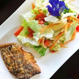 ยำสลัดปลากะพงย่างเกลือ