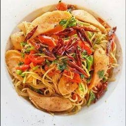 สปาเกตตี้ผัดพริกแห้งและไส้กรอกแฮม