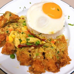 ข้าวไสเต็กก่กรอบซอสเขียวหวาน+ไข่ดาว