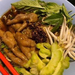 ร้านก๋วยเตี๋ยวไก่มะระหน้าโรงงาน scg