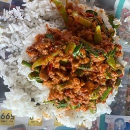 ข้าวผัดพริกแกงหมูสับ
