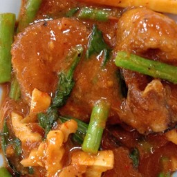 ข้าวราดผัดเครื่องแกงปลาดุกทอด