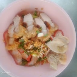 บะหมี่เกี๊ยวหมูแดงหมูกรอบ