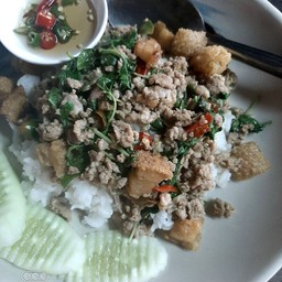 กระเพราหมูปนแคบหมู