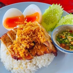 ข้าวหมูทอดกระเทียม + ไข่ต้มยางมะตูม
