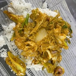 ข้าวราดทะเลผัดผงกะหรี่