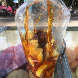 มะม่วงสับพอดีคำราดกะปิและน้ำปลาหวาน