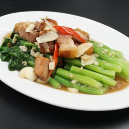 คะน้าฮ่องกงผัดหมูกรอบ