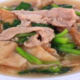 ราดหน้าเส้นใหญ่หมู