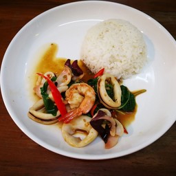 กระเพราทะเล ราดข้าว