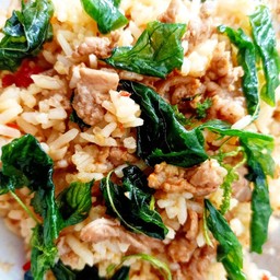 คลุกข้าวหมูสับ กะเพรากรอบ