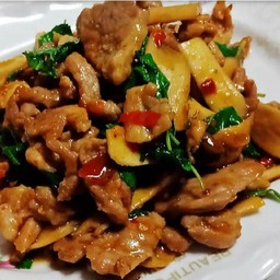 กระเพราหมูชิ้น เป็นกับข้าว