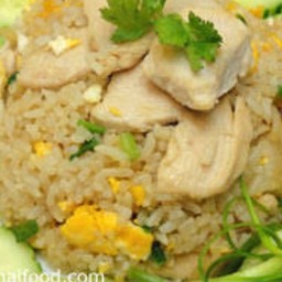 ข้าวผัดไข่ใส่ไก่