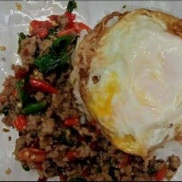 กะเพราไก่สับ+ไข่ดาว