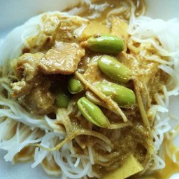 ขนมจีนแกงหมูลูกเหรียง